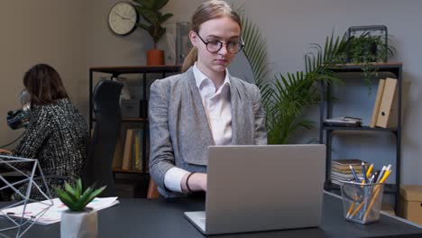 Junge-Freiberufliche-Geschäftsfrau-Konzentriert-Sich-Auf-Die-Entwicklung-Eines-Neuen-Projekts,-Während-Sie-Auf-Den-Laptop-Bildschirm-Schaut