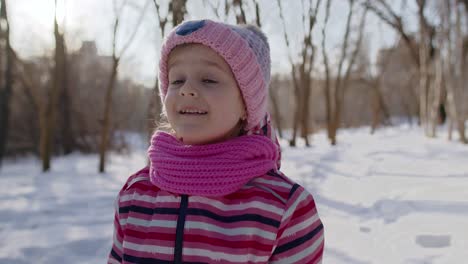 Niño-Sonriente-Niña-Turista-Caminando,-Divirtiéndose-En-Un-Camino-Nevado-En-Invierno-Soleado-Parque-Forestal,-Puesta-De-Sol