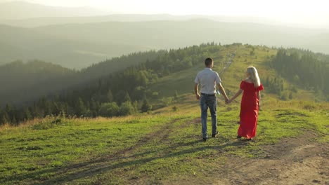 Junges-Paar-Zusammen.-Beziehung-Und-Liebe.-Glücklich.-Mann-Und-Frau-In-Der-Liebe