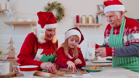 Abuelo-Con-Tazas-De-Chocolate-Caliente-Caminando-En-La-Cocina-Navideña-De-La-Casa-Con-La-Abuela-Y-El-Nieto