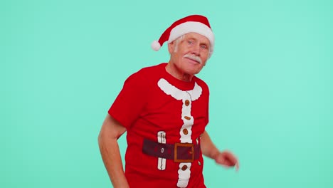 Abuelo-Maduro-De-Navidad-Bailando-Baile-De-Moda-Para-Las-Redes-Sociales-Jugando-Divirtiéndose