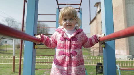 Lustiges-Süßes-Mädchen-Spielt.-Fröhliches-Weibliches-Kind,-Das-Spaß-Auf-Dem-Spielplatz-Hat