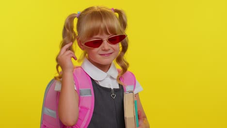 Una-Niña-Adolescente-Muy-Linda-Con-Uniforme-Escolar-Y-Gafas-De-Sol-Guiñando-Un-Ojo,-Mirando-A-La-Cámara-Con-Una-Sonrisa