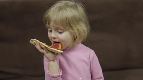 Linda-Niña-Caucásica-Comiendo-Pizza.-Niño-Hambriento-Tomando-Un-Bocado-De-Pizza