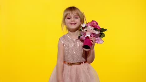 Niña-Pequeña-Con-Maquillaje-De-Moda-De-Pie-Con-Ramo-De-Flores-Aisladas-Sobre-Fondo-Amarillo