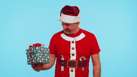 Hombre-Con-Camiseta-Roja-De-Navidad-Que-Muestra-Una-Caja-De-Regalo-Y-Una-Nota-De-Texto-De-Banner-Con-Inscripciones-De-10-Por-Ciento-De-Descuento