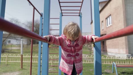 Lustiges-Süßes-Mädchen-Spielt.-Fröhliches-Weibliches-Kind,-Das-Spaß-Auf-Dem-Spielplatz-Hat