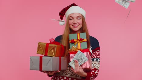 Niña-Navideña-Sosteniendo-Cajas-De-Regalo,-Concepto-De-Gastar-Dinero,-Compras-En-Línea,-Caída-De-Dólares-En-Efectivo