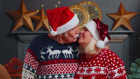 Pareja-De-Ancianos-Abuela-Abuela-Besándose,-Mirando-La-Cámara,-Celebrando-La-Navidad-En-Casa