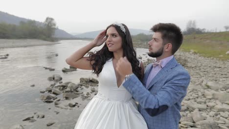 Pareja-De-Novios-De-Pie-Cerca-Del-Río-De-Montaña.-Novio-Y-Novia-Enamorados