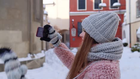 Chica-Viajera-Usando-La-Cámara-De-Un-Teléfono-Móvil-Con-Una-Aplicación-Para-Tomar-Fotos-Y-Grabar-Videos-En-Las-Calles-De-La-Ciudad