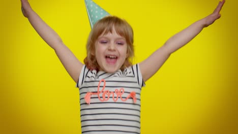 Niña-Emocionada-Ganando-El-Premio,-Celebrando-Cumpleaños,-Se-Regocija-Haciendo-El-éxito-Del-Ganador-Sí-Gesto