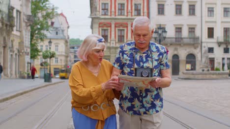 Ältere-Großmütter-Und-Großväter,-Touristen-Auf-Der-Suche-Nach-Einem-Ausflugsziel-In-Einer-Neuen-Stadt-Mithilfe-Einer-Papierkarte