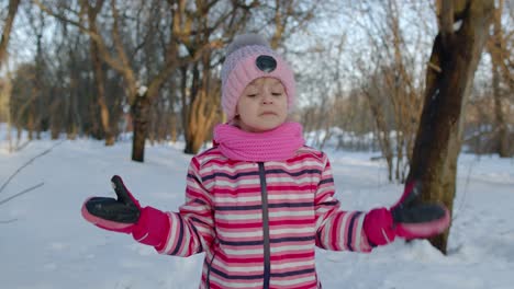 Niño-Sonriente-Caminando,-Divirtiéndose,-Relajándose,-Mirando-Alrededor-En-Un-Camino-Nevado-En-El-Bosque-Del-Parque-Invernal