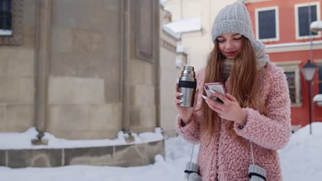 Joven-Viajera-Caminando-Por-La-Ciudad-Vieja-Sosteniendo-Un-Teléfono-Móvil,-Charlando-Con-Amigos-Y-Familiares