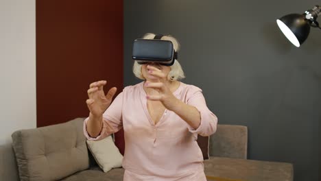 Abuela-Mayor-Con-Gafas-Virtuales-Viendo-Un-Increíble-Vídeo-3d-En-Un-Casco-Vr-En-Casa