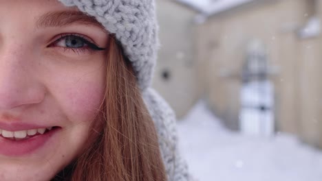 Primer-Plano-De-Una-Alegre-Y-Positiva-Cara-De-Mujer-Joven-Sonriendo-A-La-Cámara-Mientras-Está-De-Pie-Al-Aire-Libre-En-Invierno