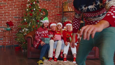 El-Hombre-Pone-El-Cronómetro-En-El-Teléfono-Móvil-Tomando-Un-Retrato-Selfie-Familiar-Multigeneracional-Celebrando-La-Navidad