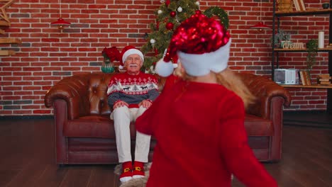 Familia-Riendo-Saludando-Con-Las-Manos-Hola,-Hola,-Saludando-Mientras-Se-Toma-Un-Selfie-En-Un-Teléfono-Inteligente-En-Casa-De-Navidad