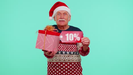 Abuelo-En-Suéter-Navideño-Mostrando-Caja-De-Regalo-Y-Texto-De-Banner-De-Inscripciones-De-10-Por-Ciento-De-Descuento