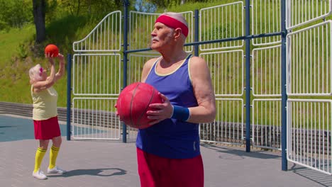 Abuelo-Anciano-Posando-Con-Pelota,-Mirando-La-Cámara-Al-Aire-Libre-En-La-Cancha-De-Baloncesto