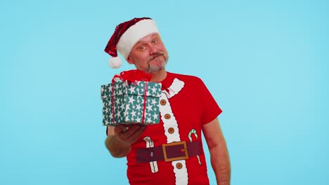 Man-in-red-Christmas-t-shirt-showing-gift-box-and-40-Percent-discount-inscriptions-banner-text-note