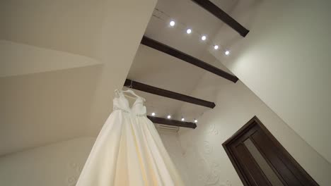 Das-Kleid-Der-Braut-Hängt-Unter-Der-Decke.-Sehr-Schön-Und-Elegant.-Hochzeit