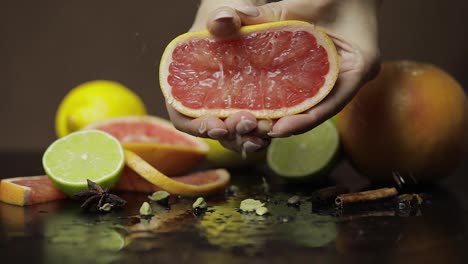 Mujer-Exprimiendo-Un-Pomelo-Fresco-Y-Jugoso-Con-Las-Manos.-Frutas-Frescas