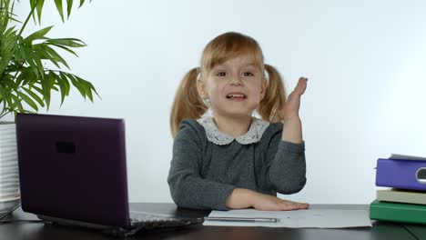 Online-Lernen,-Fernunterricht,-Unterricht-Zu-Hause.-Mädchen-Macht-Schulprogramm-Online-Am-Computer