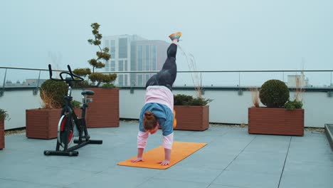 Mujer-Atlética-Hace-Ejercicios-De-Flexiones,-Fitness-Cruzado,-Rutina-De-Entrenamiento-De-Culturismo-En-La-Azotea-De-La-Casa