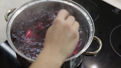 Die-Beeren-In-Einem-Topf-Mit-Kochendem-Wasser-Verrühren.-Kompott-Kochen.-Küche