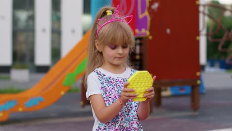 Kinder-Mädchen-Quetschen-Drückt-Bunten-Anti-Stress-Touchscreen-Push-Pop-Es-Beliebtes-Spielzeug-Im-Park