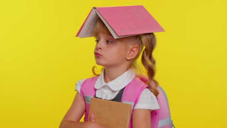 Una-Colegiala-Divertida-Y-Alegre-Con-Un-Libro-En-La-Cabeza-Haciendo-Expresiones-Faciales-Tontas-Y-Juguetonas-Jugando