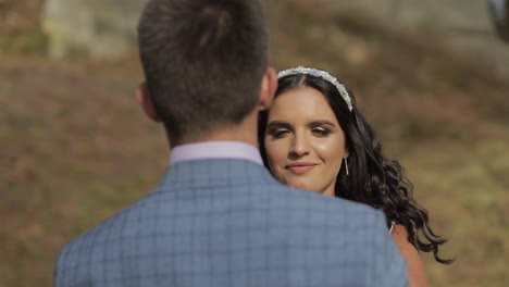 Novio-Con-Novia-En-El-Parque.-Pareja-De-Boda.-Familia-Feliz-Enamorada