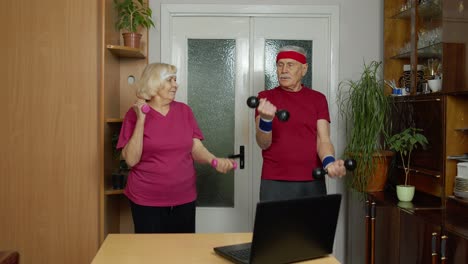 Pareja-De-Ancianos-Abuela-Abuelo-Haciendo-Ejercicio-Con-Pesas,-Ejercicio-Físico