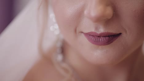 Hermosa-Y-Encantadora-Novia.-Primer-Plano-De-Los-Labios-De-La-Novia.-Mañana-De-Boda