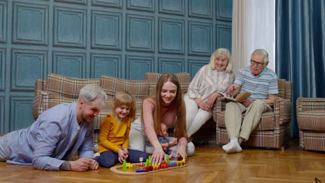 Ocio-Familiar-En-Casa,-Hija-De-Niño-Jugando-Con-Madre-Y-Padre-Juego-De-Juguete-De-Tren-Ferroviario