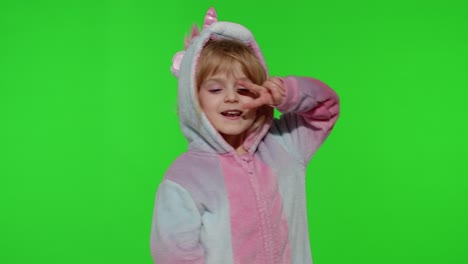 Niña-Rubia-Sonriendo,-Bailando,-Celebrando-Con-Traje-De-Pijama-De-Unicornio-En-Clave-Cromática