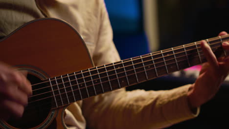 Artista-Experto-Cantando-En-Su-Guitarra-Y-Grabando-Melodías-Para-Una-Canción-Futura