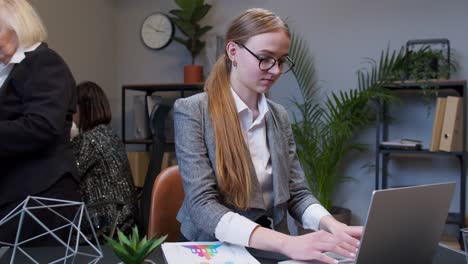 Gelangweilte-Junge-Chefin-Macht-Gesichtspalm-Geste,-Während-Sie-Ein-Neues-Projekt-Auf-Dem-Laptop-Computer-Entwickelt