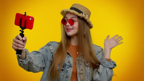 Bloguera-Viajera-Con-Gafas-De-Sol,-Tomando-Selfie-En-Teléfono-Móvil,-Comunicando-Videollamadas-En-Línea