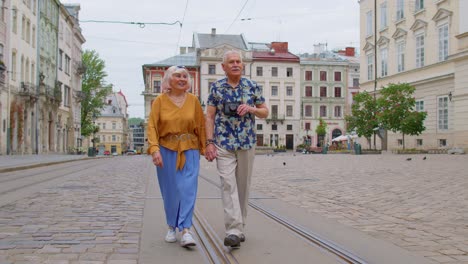 Turistas-Mayores-Con-Estilo-Hombre,-Mujer,-Abuela,-Abuelo-Familia-Dando-Un-Paseo-En-La-Ciudad-De-Verano