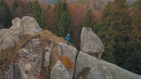 Junger-Mann-Auf-Dem-Hügel-Eines-Berges.-Geschäftsmann.-Bräutigam.-Bräutigam.-Antenne