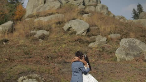 Novio-Con-Novia-Cerca-De-Colinas-De-Montaña.-Pareja-De-Boda.-Familia-Feliz-Enamorada