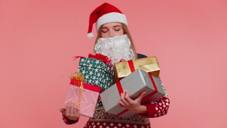 Chica-Con-Barba-Falsa-Navideña-De-Papá-Noel-Sorprendida-Por-Las-Cajas-De-Regalo-Emocionada-Por-Muchos-Regalos-Navideños