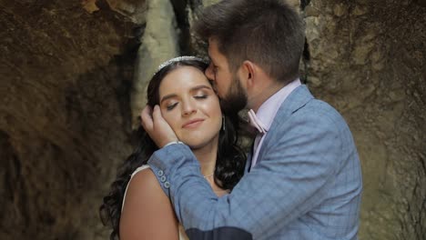 Novio-Con-Novia-De-Pie-En-Una-Cueva-De-Colinas-Montañosas.-Novios-Enamorados