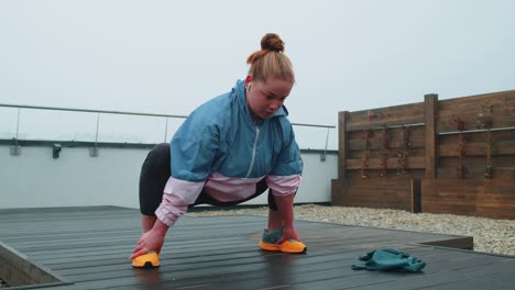 Chica-En-Forma-Haciendo-Ejercicios-De-Entrenamiento-Cardiovascular-Ejercicios-Al-Aire-Libre-Sentadillas-Yoga-Estiramiento-Ejercicio-En-El-Techo