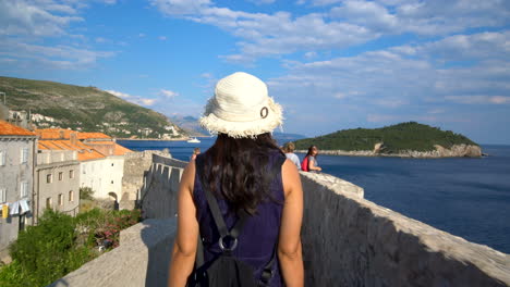 People-Walk-on-Wall-of-Dubrovnik-Old-Town,-Croatia