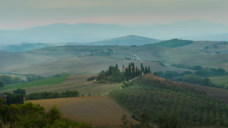 Sunset-time-lapse-of-Tuscany-landscape-in-Italy