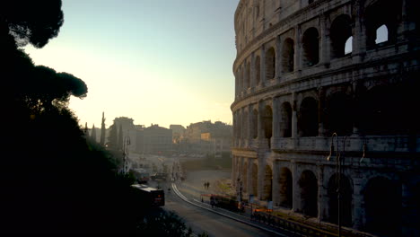 Rome-Colosseum-and-crowded-street-of-Rome-,-Italy